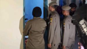 Aparat-Kepolisiano-dan-Satuan-Polisi-Pamong-Praja-Satpol-PP-merazia-sejumlah-indekosD.jpg