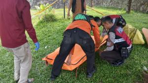 Aparat-kepolisian-tengah-mengevakuasi-jenazah-seorang-pemulung-di-taman-InstitutD.jpg
