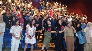 Artis-Dinda-Kanya-Dewi-dan-Kawai-Labiba-saat-menyapa-penggemarnyaSS.jpg