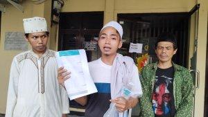 Asep-Saefulloh-jemaah-yang-diduga-korban-penipuan-umrah-saat-melapor-ke-Polres-Indramayur.jpg