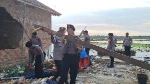 Bantu-Bersihkan-Puing-Puting-Beliung.jpg