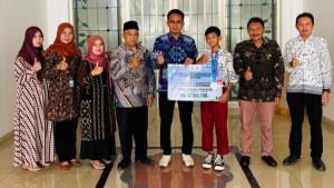 Baznas-Majalengka-dan-Pemkab-Majalengka-salurkan-bantuan-untuk-siswa-berprestasis.jpg