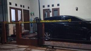 Bercak-darah-masih-terlihat-di-depan-kediaman-Mantand.jpg