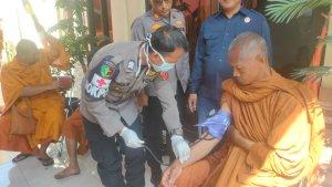 Biksu-Diperiksa-Polisi-Kesehatan.jpg