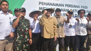 Bupati-Cirebon-H-Imron-menyampaikan-apresiasi-tinggi-atas-kehadiranSA.jpg