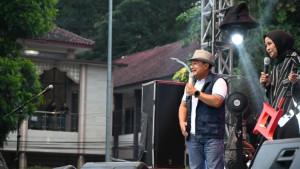 Bupati-Ikut-Nyanyi.jpg