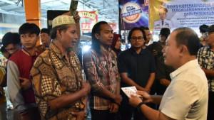 Bupati-Kuningan-H-Dian-Rachmat-Yanuar-berkesempatan-memberikan-bantuanS.jpg