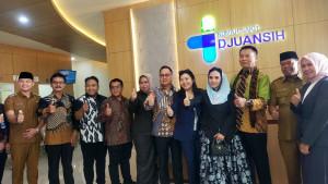 Bupati-Majalengka-Eman-Suherman-dan-anggota-DPR-RI-TB-HasanuddinF.jpg