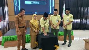Bupati-Majalengka-Eman-Suherman-tengah-saat-menekan-tombol-sebagai-tandaAW.jpg