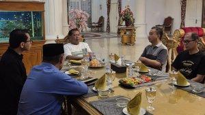 Bupati-Majalengka-Eman-Suherman-tengah-saat-mengumpulkan-para-kandidat-yang-mengikutiS.jpg
