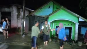 Camat-Cisolok-Okih-Pazri-Assidiq-saat-meninjau-lokasi-banjirS.jpg
