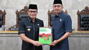DPRD-Kabupaten-Cirebon-menggelar-rapat-paripurna-untuk-membahas-Hantaran-Bupatis.jpg