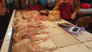 Daging-ayam-yang-dijual-di-pasar-tradisional-wilayah-Majalengkaa.jpg