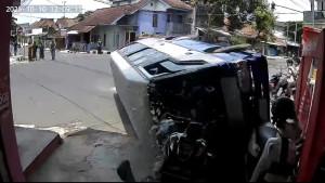Detik-detik-Elf-terguling-hingga-menabrak-dua-sepeda-motor-yang-sedang-terparkirS.jpg