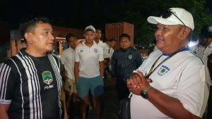 Direktur-Persima-Majalengka-Hendro-Aljun-kanan-bersama-rombongan-Baramaa.jpg