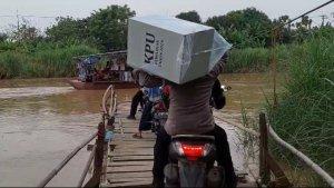 Distribusi-Logistik-Indramayu-Lewati-Sungai.jpg