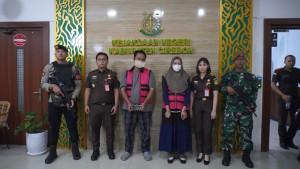 Dua-orang-keluarga-tersangka-korupsi-yakni-TS-dan-ZTS.jpg