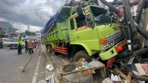 Dump-truck-bernomor-polisi-B-9996-VJ-mengalami-kecelakaan-lalu-lintasS.jpg