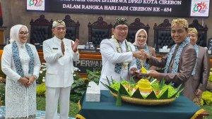 Emil-Terima-Potongan-Tumpeng-Hari-Jadi-Kota-Cirebon.jpg