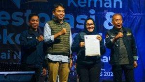 Eti-Suhendrik-saat-menerima-surat-keputusan-B1KWK-dari-Ketuaaa.jpg