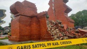 Gapura-Taman-Pataraksa-Cirebon-ambruk-3.jpg