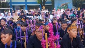 Getaran-ribuan-angklung-memenuhi-halaman-SMPN-1-Majalengka-ketikaS.jpg