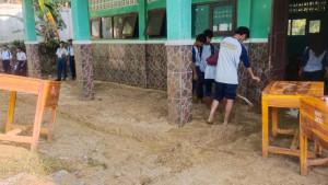 Guru-dan-siswa-SMPN-2-Warungkiara-saat-membersihkan-ruangan-kelas-dari-lumpuS.jpg