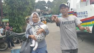 IBU-BAWA-BAYI-Warga-sekitar-mengarah-jalan-kepada-seorang-ibuf.jpg