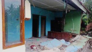 Imbas-gempa-bumi-M-38-yang-mengguncang-Kuningan-menimbulkan-kerusakann.jpg