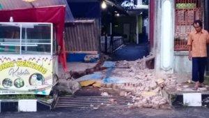 Imbas-gempa-bumi-M-38-yang-mengguncang-Kuningan-menimbulkan-kerusakansv.jpg