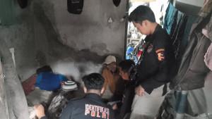 Inafis-Satreskrim-Polres-Tasikmalaya-Kota-ketika-memintai-keterangan-ke-korban-asusilaA.jpg