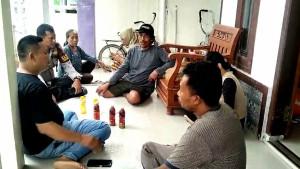 Jajaran-Polsek-Gebang-saat-berada-di-kediaman-Rona-Esih-di-Dusun-05-Desa-Gebang-kulons.jpg