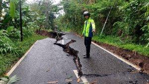 Jalan-Rusak-karena-Pergerakan-Tanah-Cianjur.jpg
