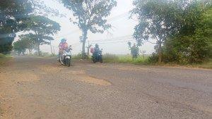 Jalan-rusak-Jatiwangi-Ligung.jpg