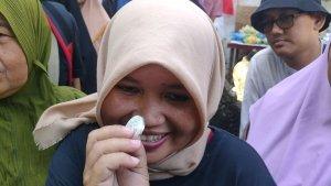 Jaroah-Emak-emak-yang-Dapatkan-1-Koin-Hasil-Surak-Tradisi-Grebegs.jpg