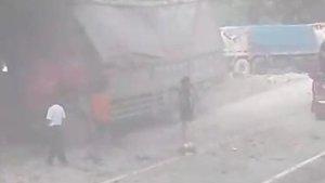 KECELAKAAN-Kecelakaan-melibatkan-truk-tronton-dengan-truk-wingS.jpg