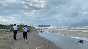 Kapal-Tongkang-yang-terdampar-di-Pantai-Tirisff.jpg
