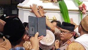 Kapolres-Ikut-Gotong-Keranda-Buya-Syakur.jpg