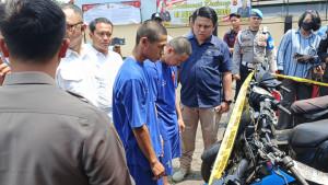 Kapolres-Purwakarta-AKBP-I-Dewa-Putu-Gede-Anom-Danujaya-menunjukkan-barang-bukti-sepedaD.jpg