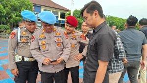 Kasi-Propam-Polres-Majalengka-AKP-Sarjiyo-kedua-kiri-saat-memeriksa.jpg