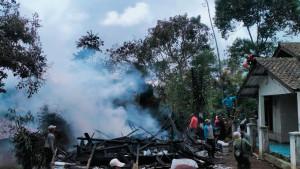 Kebakaran-hebat-melanda-sebuah-rumah-di-Kampung-Puncak-ManisS.jpg