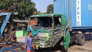 Kecelakaan-lalu-lintas-terjadi-di-Jalur-Pantura-CirebonS.jpg