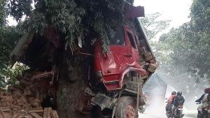 Kecelakaan-melibatkan-truk-tronton-dengan-truk-wing-box-terjadiSWW.jpg