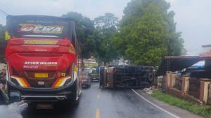 Kecelakaan-mobil-truk-terjungkal-akibat-tak-kuat-melaju-terjadi-di-tanjakan-Jalur-Kuningan-CirebonS.jpg