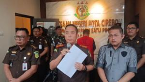 Kepala-Kejari-Kota-Cirebon-M-Hamdan-S-saat-memimpin-konferensi-persS.jpg