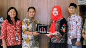 Ketua-DPRD-Kabupaten-Cirebon-Sophi-Zulfia-menyerahkanss.jpg