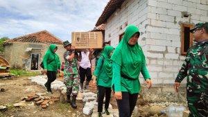 Kodim-0616Indramayu-bagikan-mainan-untuk-anak-korban-bencana.jpg