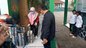 Komisioner-KPAI-Kabupaten-Tasikmalaya-Asep-Nurjaeni-ketika-meninjauS.jpg
