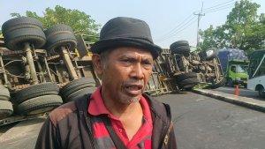 Kondektur-truk-trailer-terguling-1992023-pagi.jpg