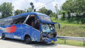 Kondisi-bus-parawisata-RMJ-yang-alami-kecelakaan-beruntun-di-Tol-CipularangSS.jpg